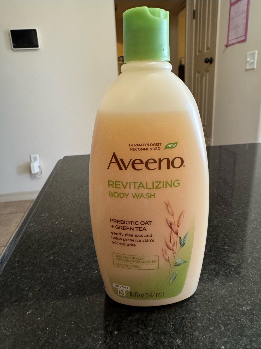 NEW Aveeno Revitalizing Body Wash - Green Tea & Prebiotic Oat - Picture 7 of 8